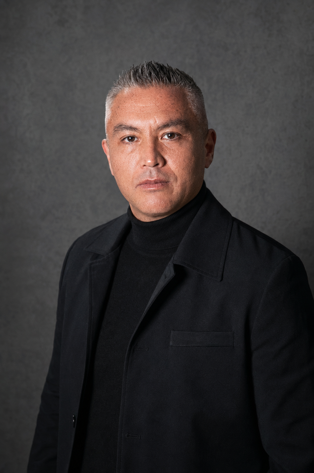 Marcos Echigo, fundador da Brand Experts, em retrato editorial